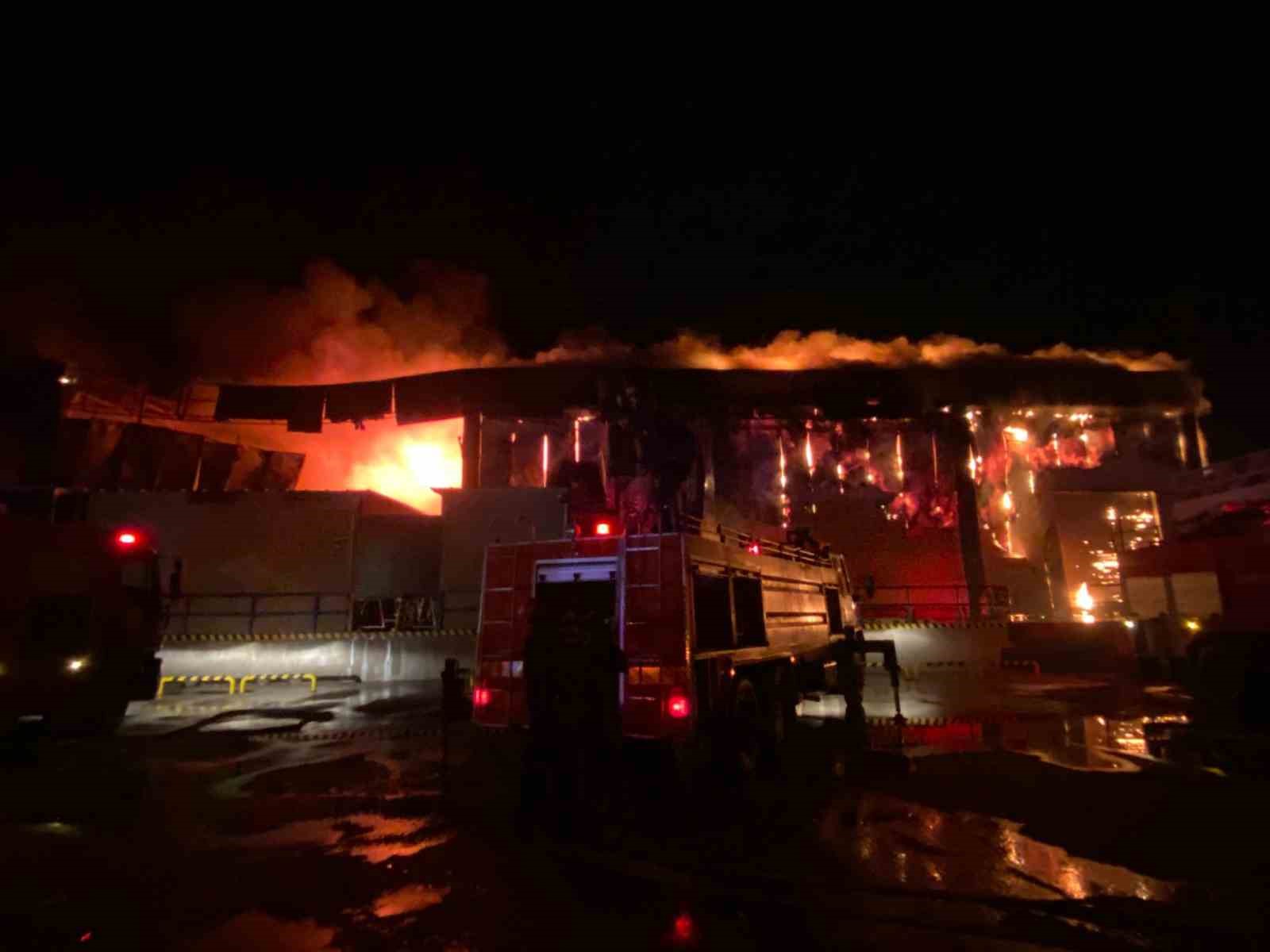 Antalya’da market deposu alev alev yandı, temel gıda alanı küle döndü

