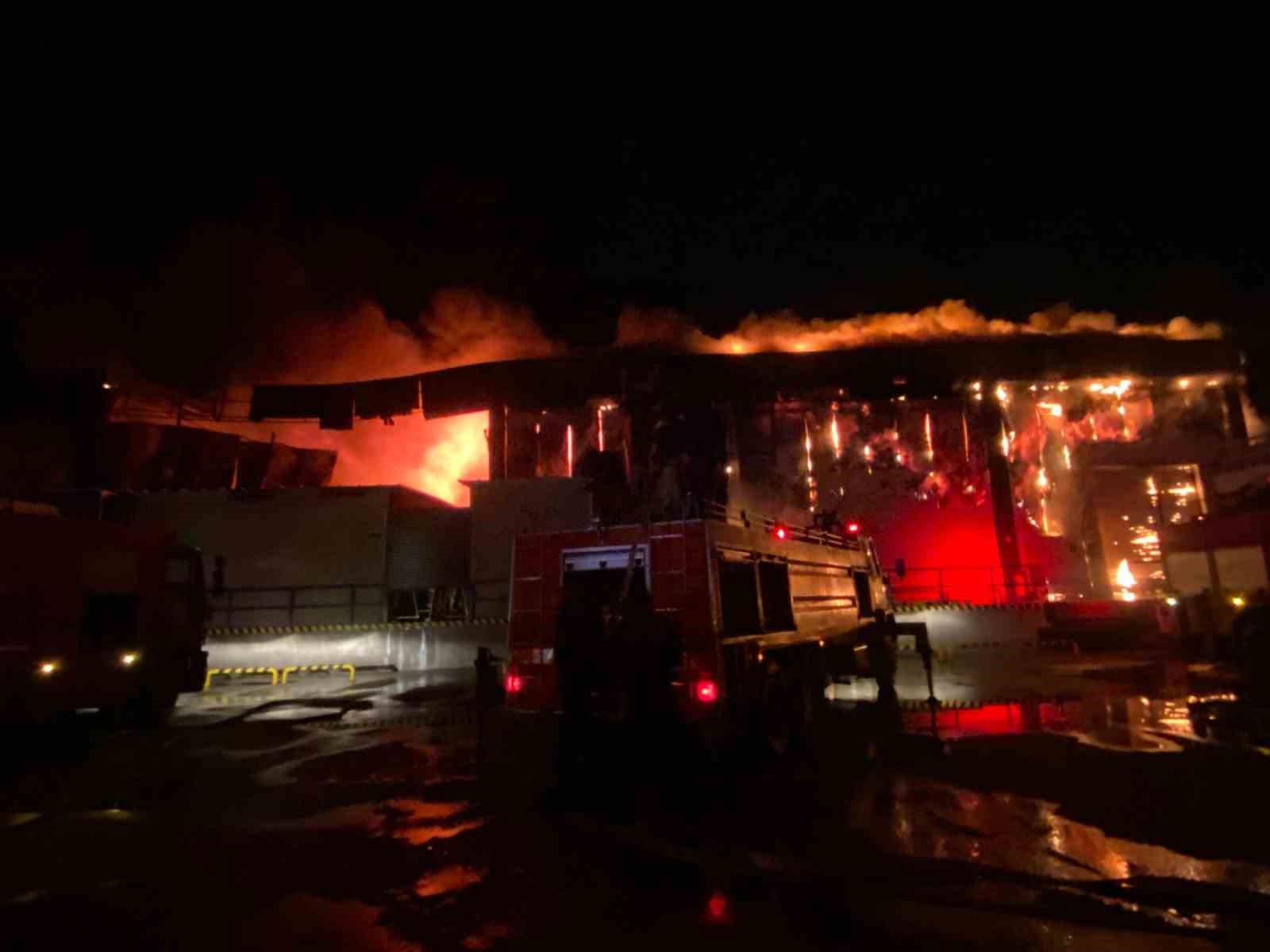 Antalya’da market deposu alev alev yandı, temel gıda alanı küle döndü
