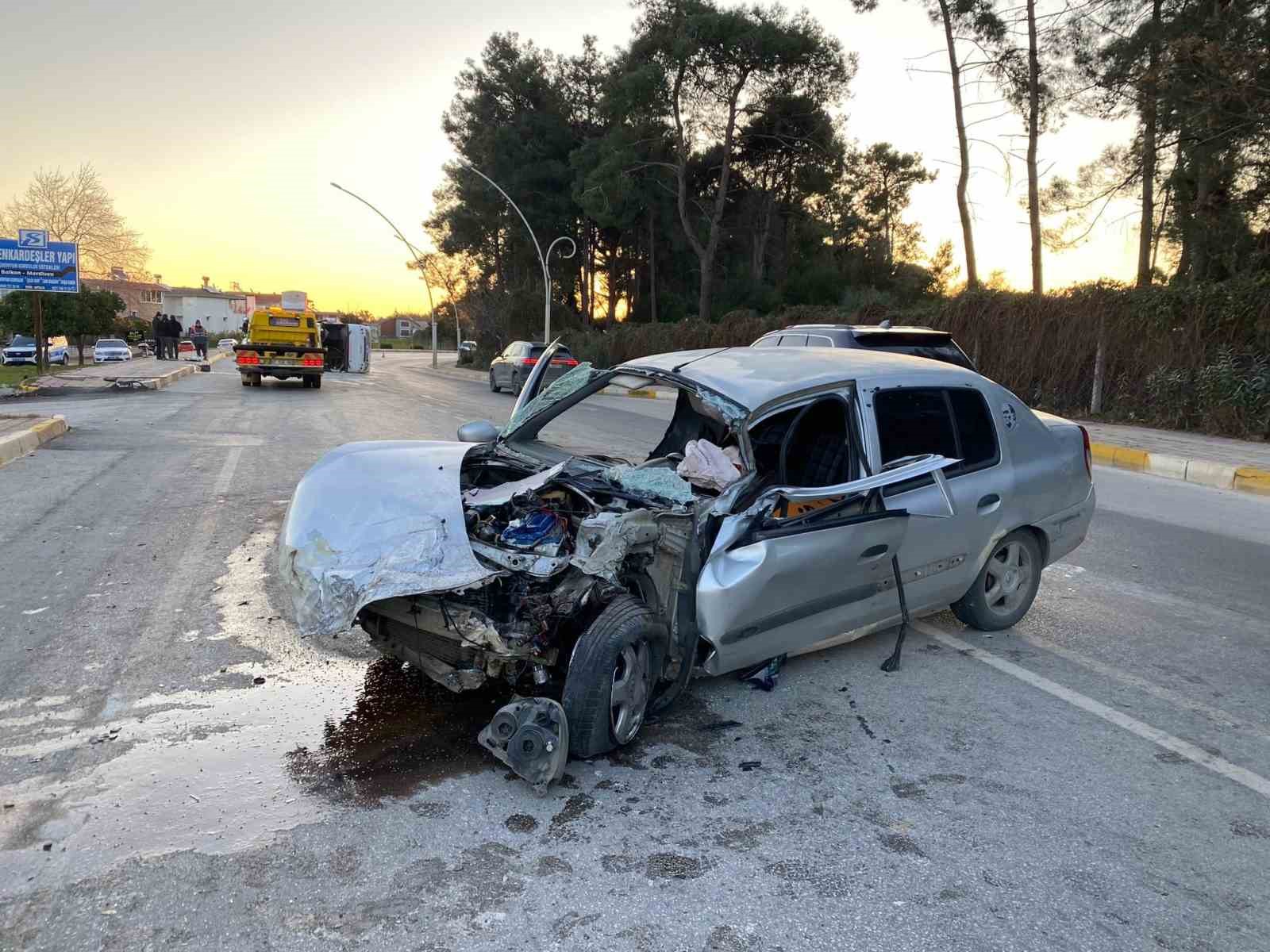 Antalya’da midibüs ile otomobil çarpıştı: 3 yaralı
