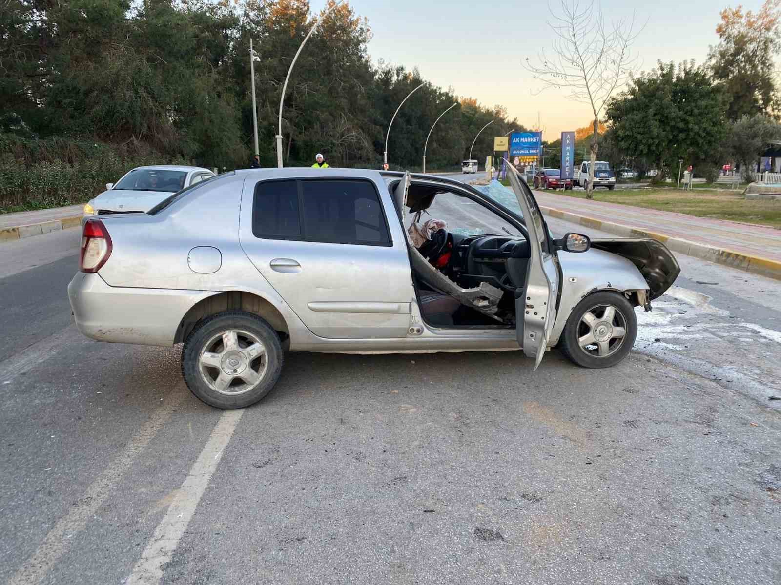 Antalya’da midibüs ile otomobil çarpıştı: 3 yaralı
