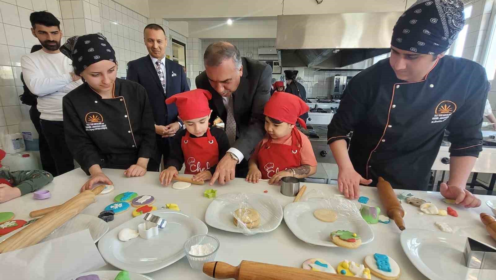 Antalya’da minikler mutfağa girdi, renkli kurabiyeler ortaya çıktı
Antalya’da minikler mutfağa girdi, renkli kurabiyeler ortaya çıktı