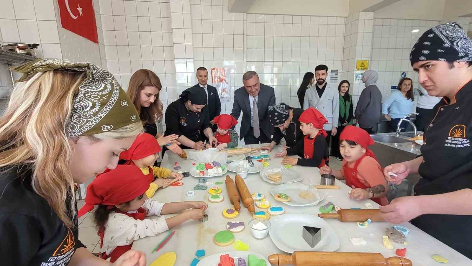 Antalya’da minikler mutfağa girdi, renkli kurabiyeler ortaya çıktı
Antalya’da minikler mutfağa girdi, renkli kurabiyeler ortaya çıktı