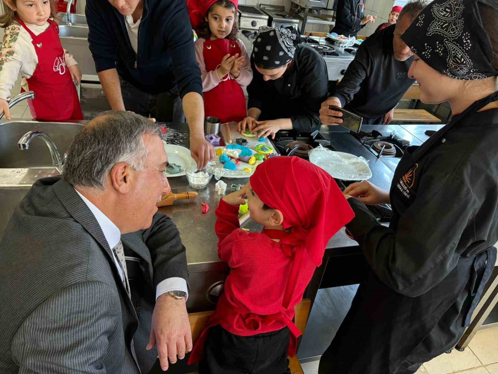 Antalya’da minikler mutfağa girdi, renkli kurabiyeler ortaya çıktı
Antalya’da minikler mutfağa girdi, renkli kurabiyeler ortaya çıktı