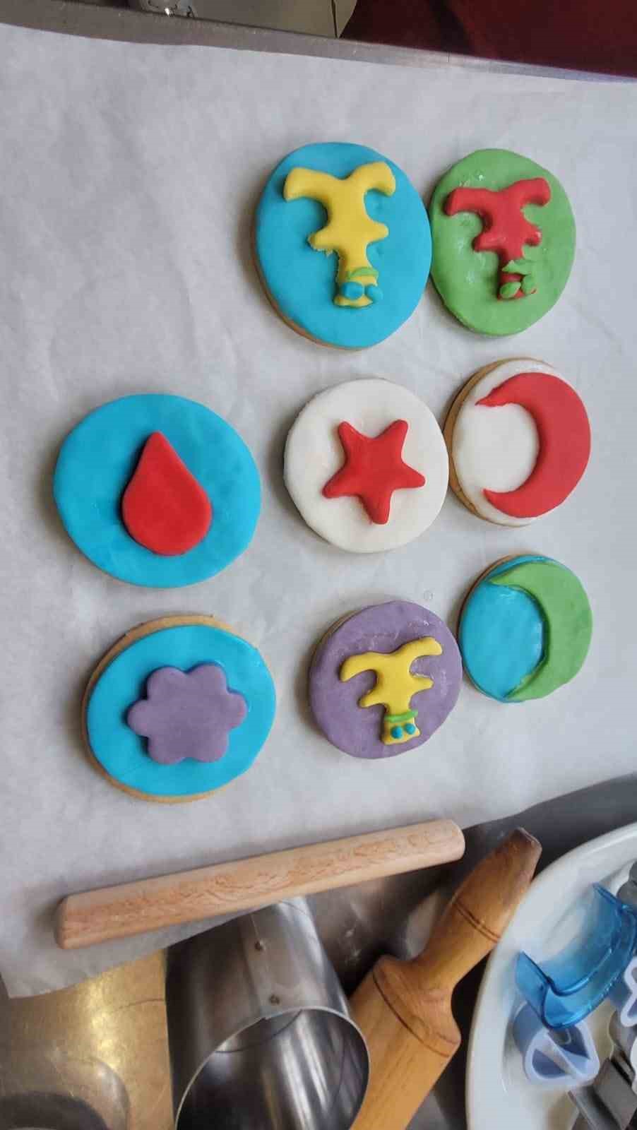 Antalya’da minikler mutfağa girdi, renkli kurabiyeler ortaya çıktı
Antalya’da minikler mutfağa girdi, renkli kurabiyeler ortaya çıktı