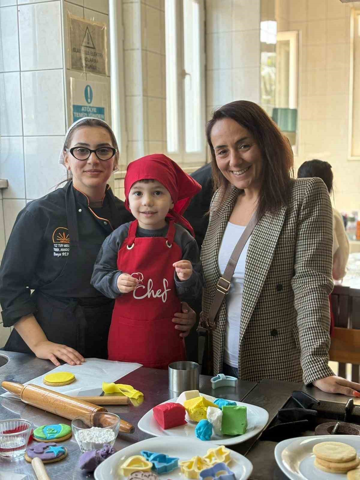 Antalya’da minikler mutfağa girdi, renkli kurabiyeler ortaya çıktı
Antalya’da minikler mutfağa girdi, renkli kurabiyeler ortaya çıktı