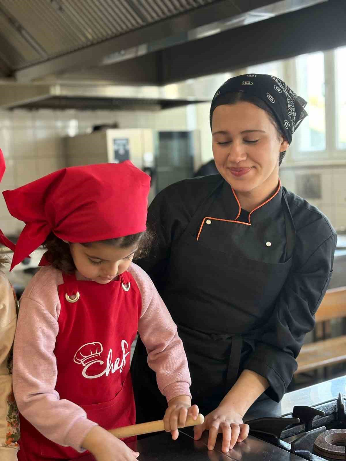 Antalya’da minikler mutfağa girdi, renkli kurabiyeler ortaya çıktı
Antalya’da minikler mutfağa girdi, renkli kurabiyeler ortaya çıktı