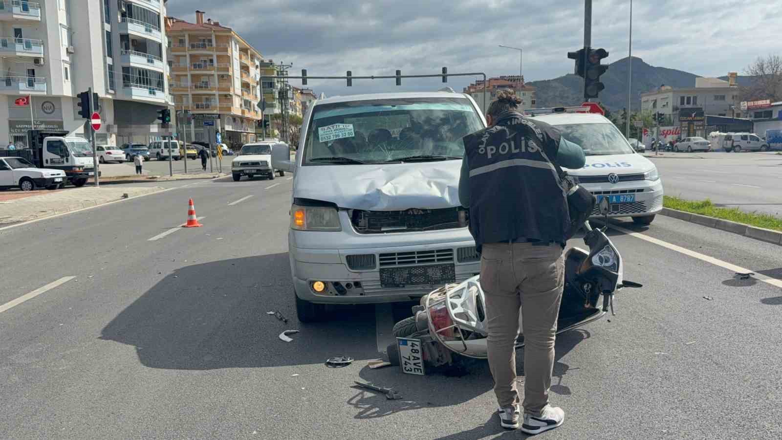 Antalya’da motosiklet hafif ticari araçla çarpıştı: 2 yaralı
