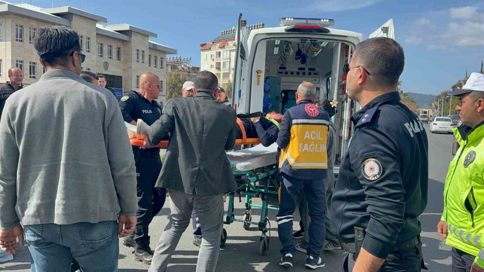 Antalya’da motosiklet hafif ticari araçla çarpıştı: 2 yaralı
