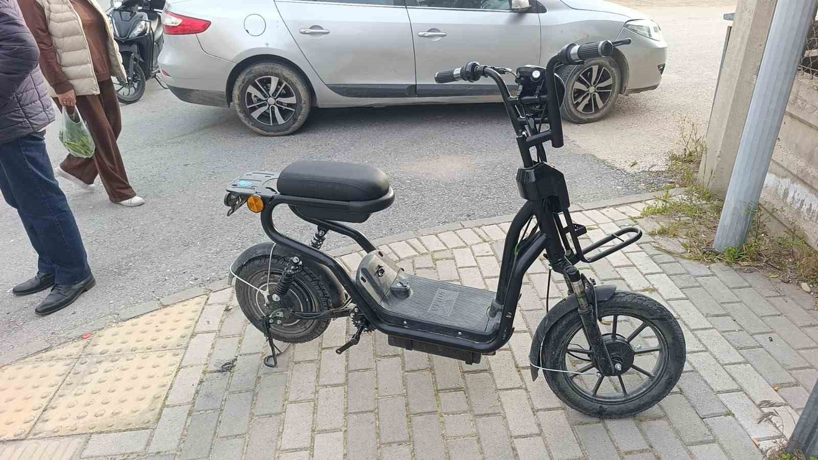 Antalya’da motosiklet ile elektrikli bisiklet çarpıştı: 3’ü çocuk 4 yaralı
