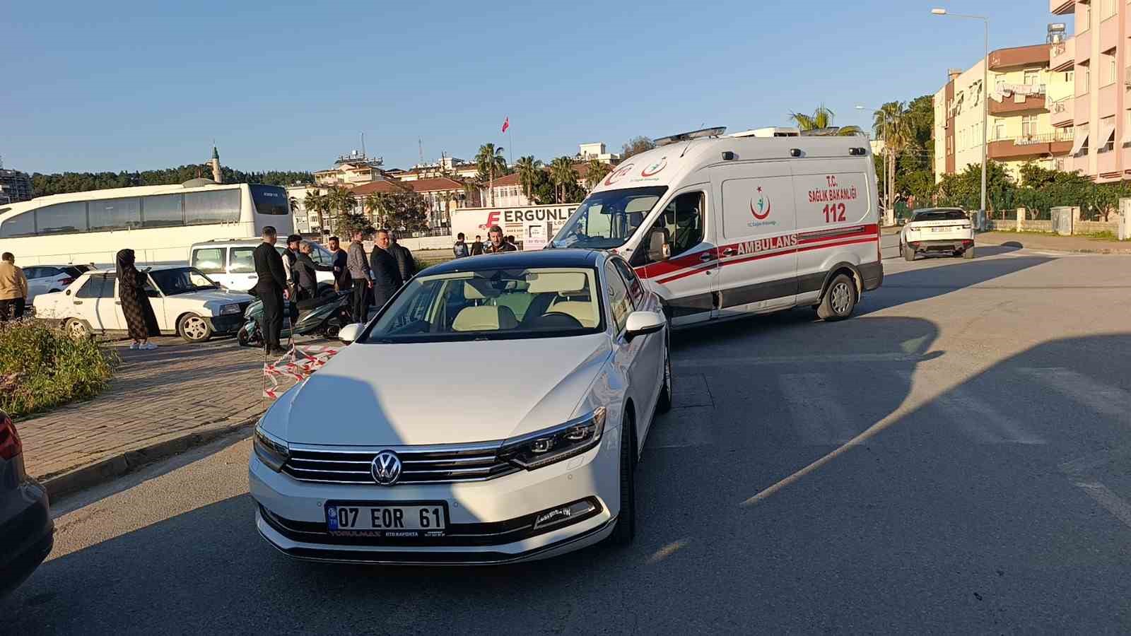 Antalya’da motosiklet ile otomobil çarpıştı: 2 yaralı
