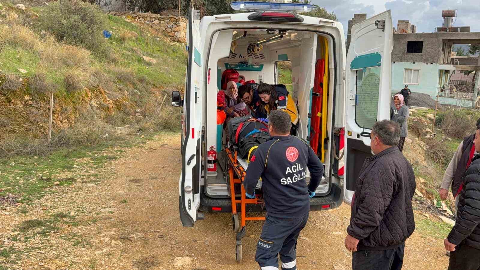 Antalya’da motosiklet uçuruma yuvarlandı: 2 yaralı
