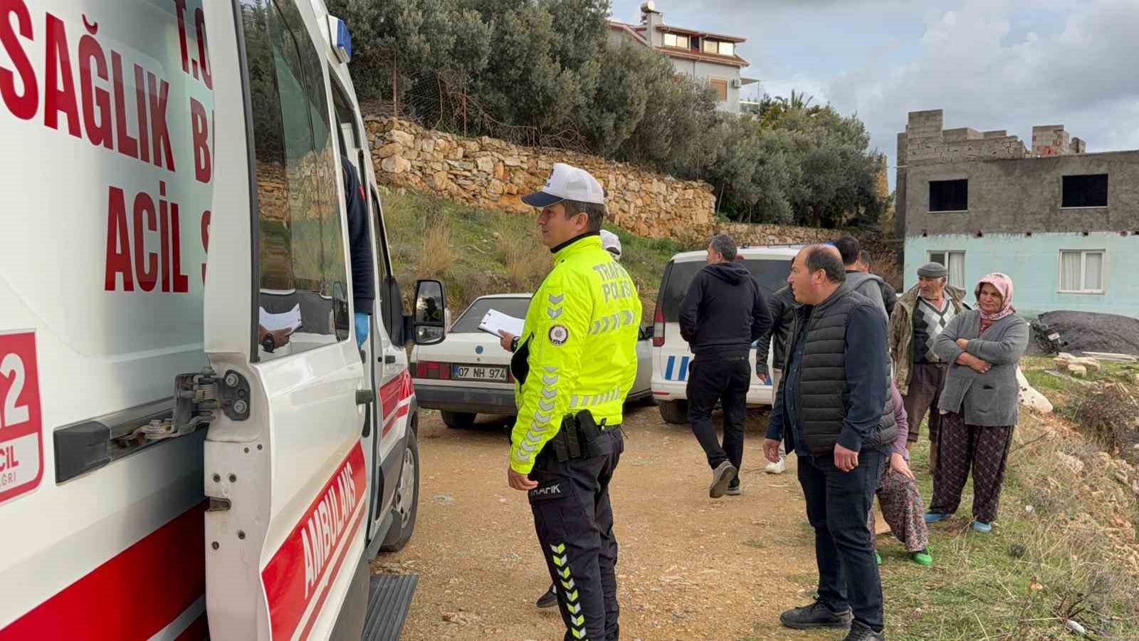 Antalya’da motosiklet uçuruma yuvarlandı: 2 yaralı
