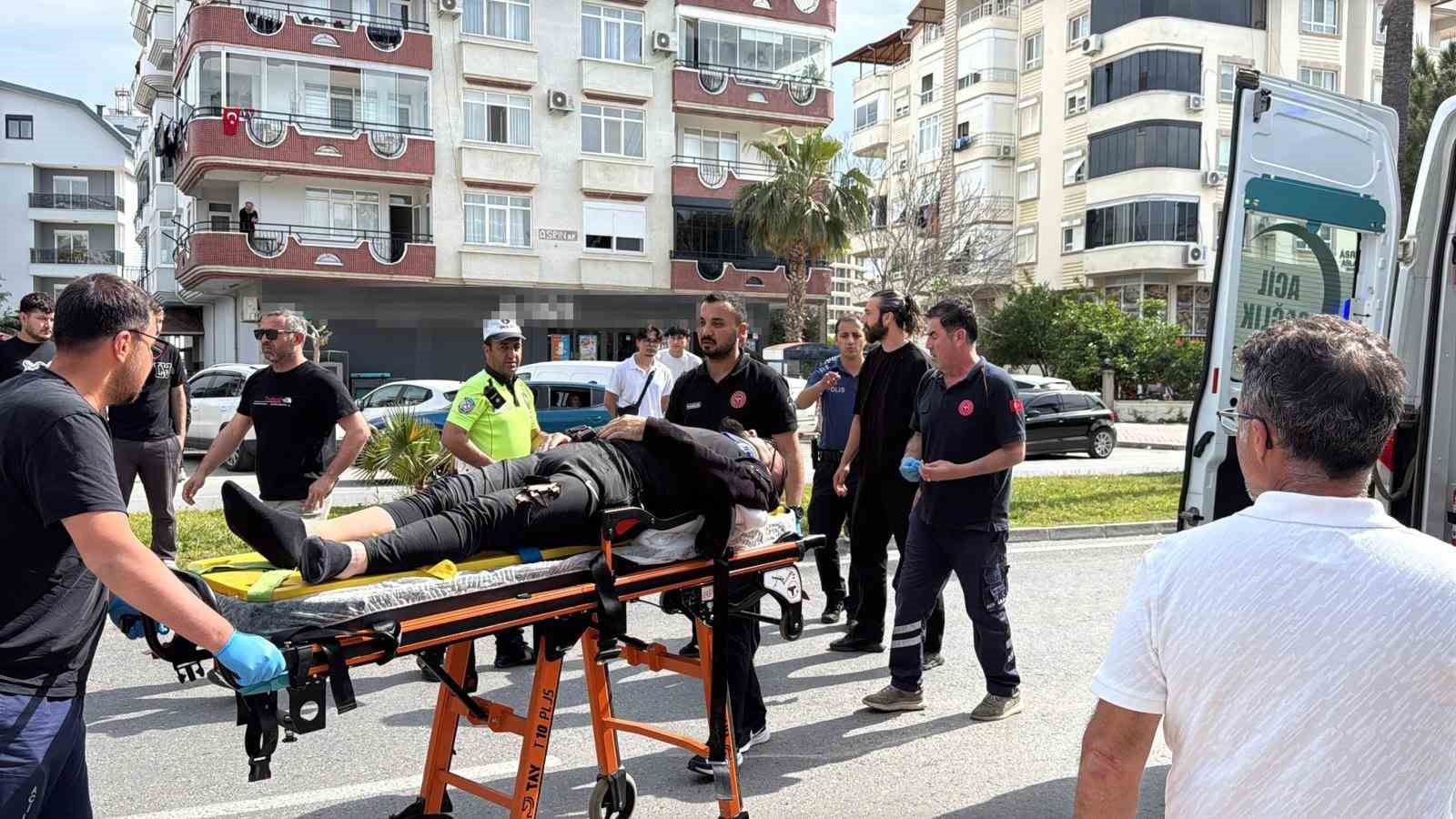 Antalya’da motosikletler çarpıştı: 3 yaralı
