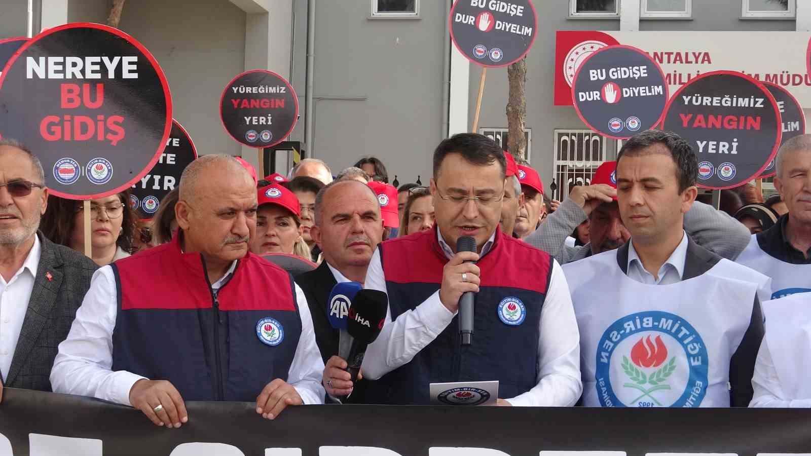 Antalya’da okullara yapılan saldırılar protesto edildi
