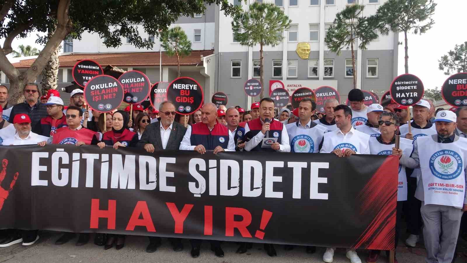 Antalya’da okullara yapılan saldırılar protesto edildi
