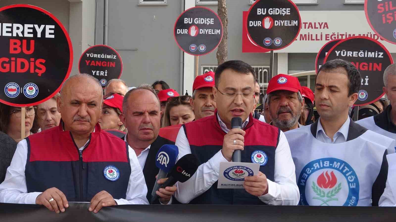 Antalya’da okullara yapılan saldırılar protesto edildi
