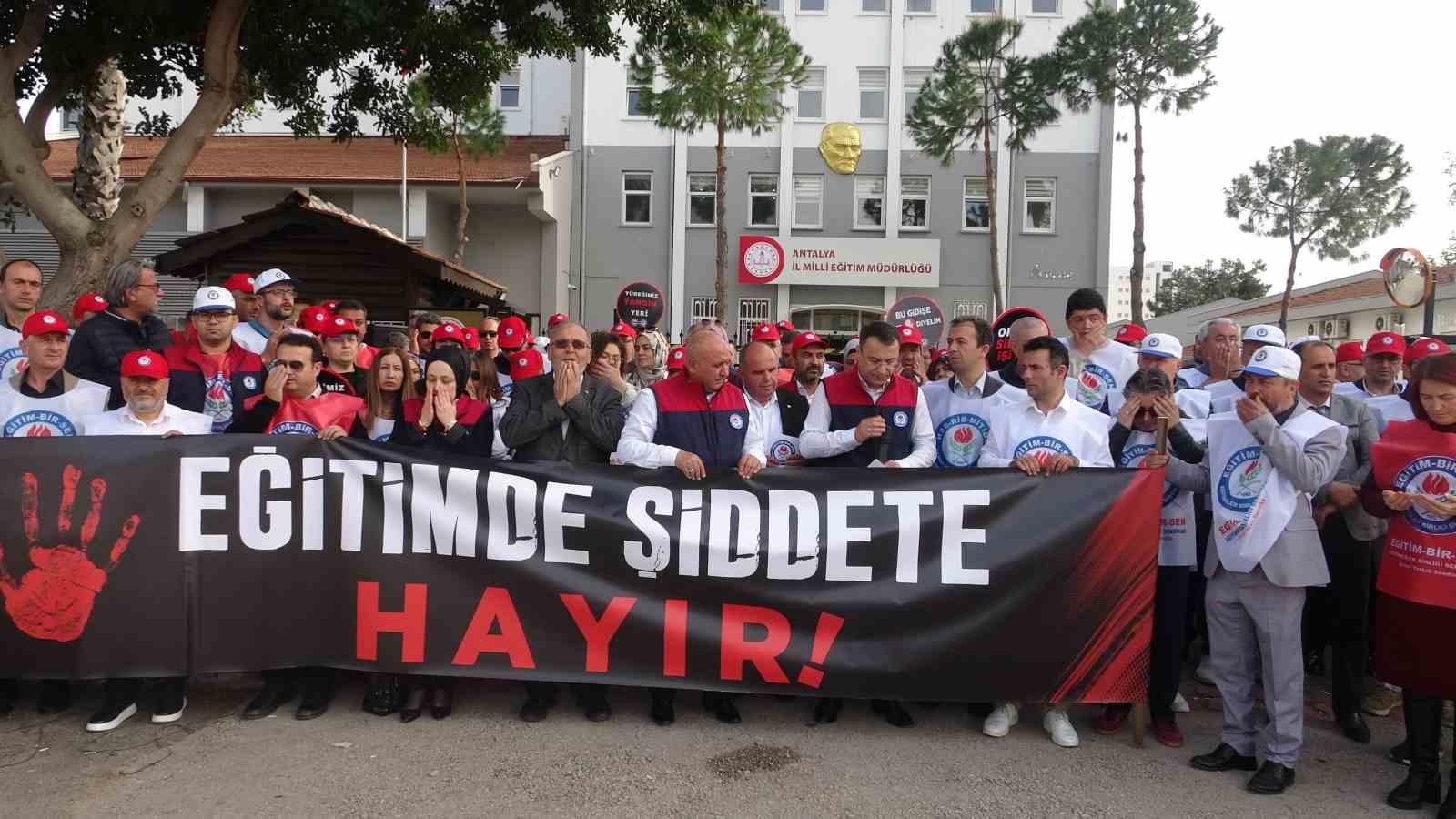Antalya’da okullara yapılan saldırılar protesto edildi
