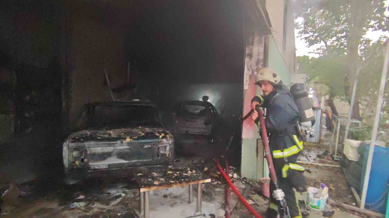 Antalya’da oto boyama atölyesindeki yangında iki iş yeri zarar gördü
