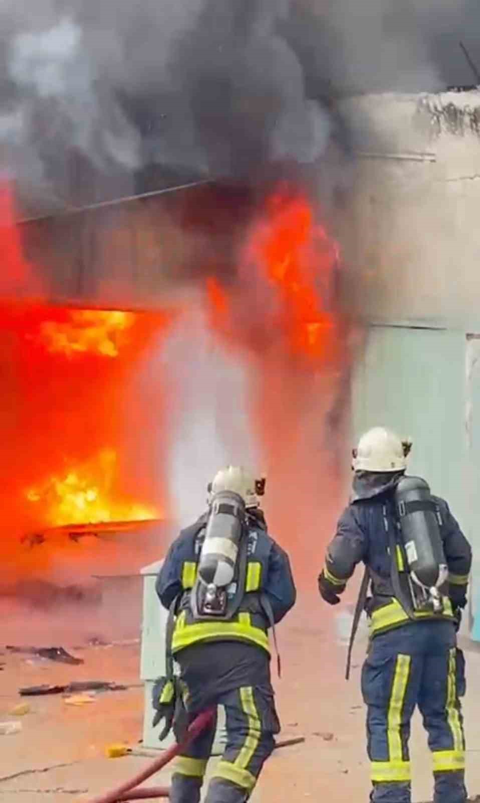 Antalya’da oto boyama atölyesindeki yangında iki iş yeri zarar gördü
