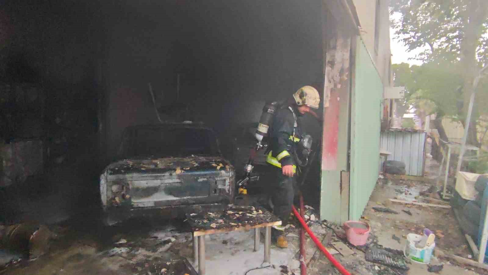 Antalya’da oto boyama atölyesindeki yangında iki iş yeri zarar gördü
