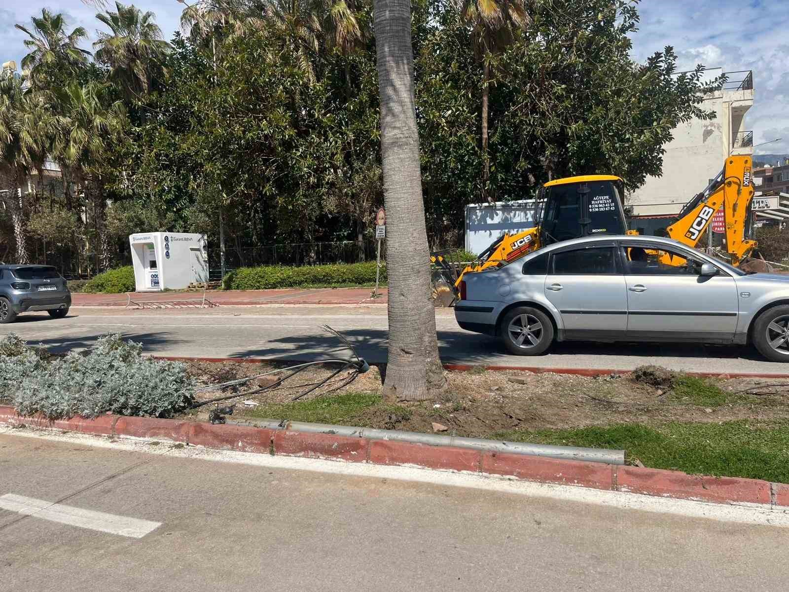 Antalya’da otomobil elektrik direğine çarptı: 2 yaralı
