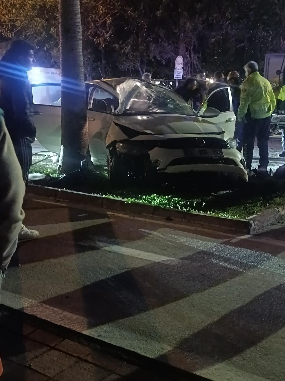 Antalya’da otomobil elektrik direğine çarptı: 2 yaralı
