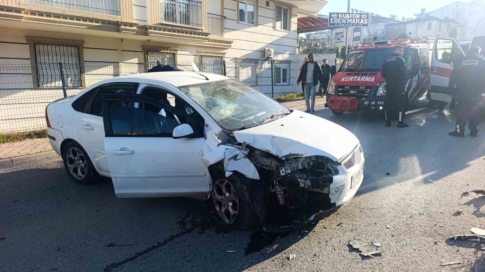 Antalya’da otomobil elektrik direğine çarptı: 3 yaralı
