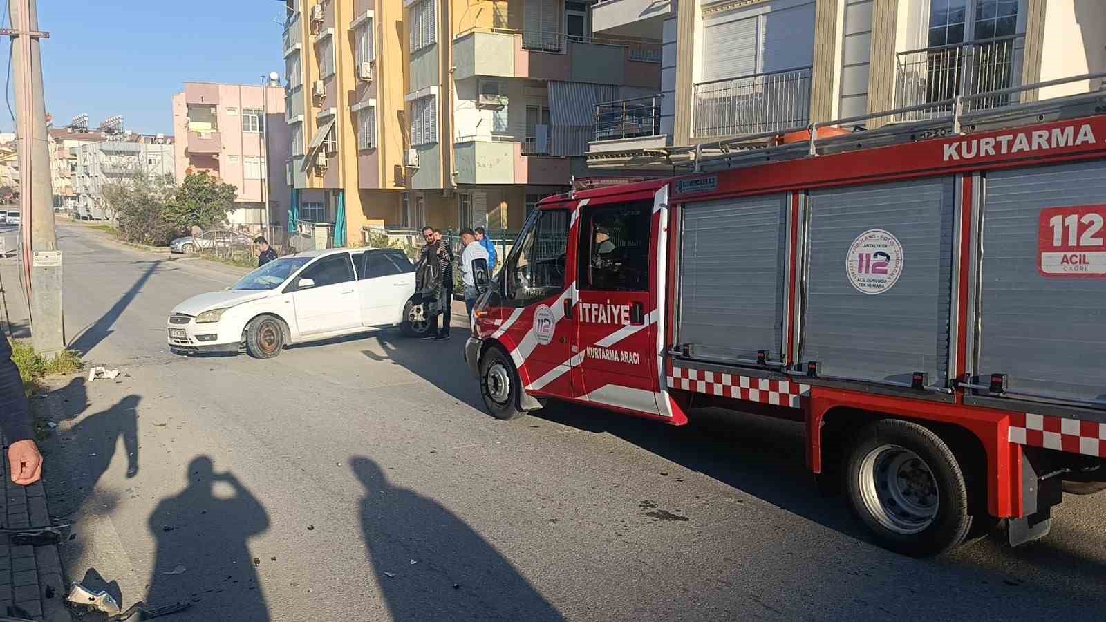 Antalya’da otomobil elektrik direğine çarptı: 3 yaralı
