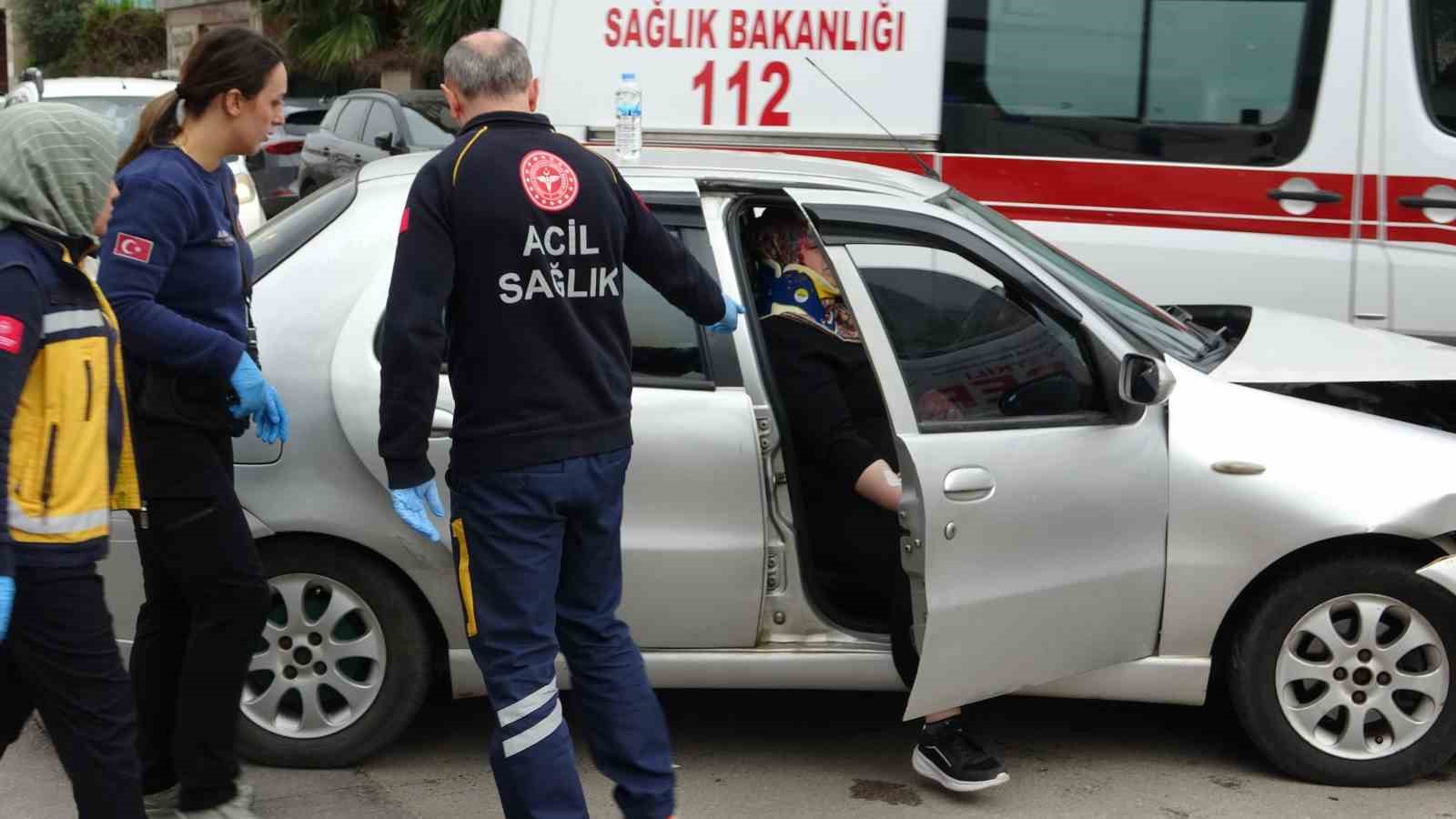 Antalya’da otomobil ile hafif ticari kavşakta çarpıştı: 3 yaralı
