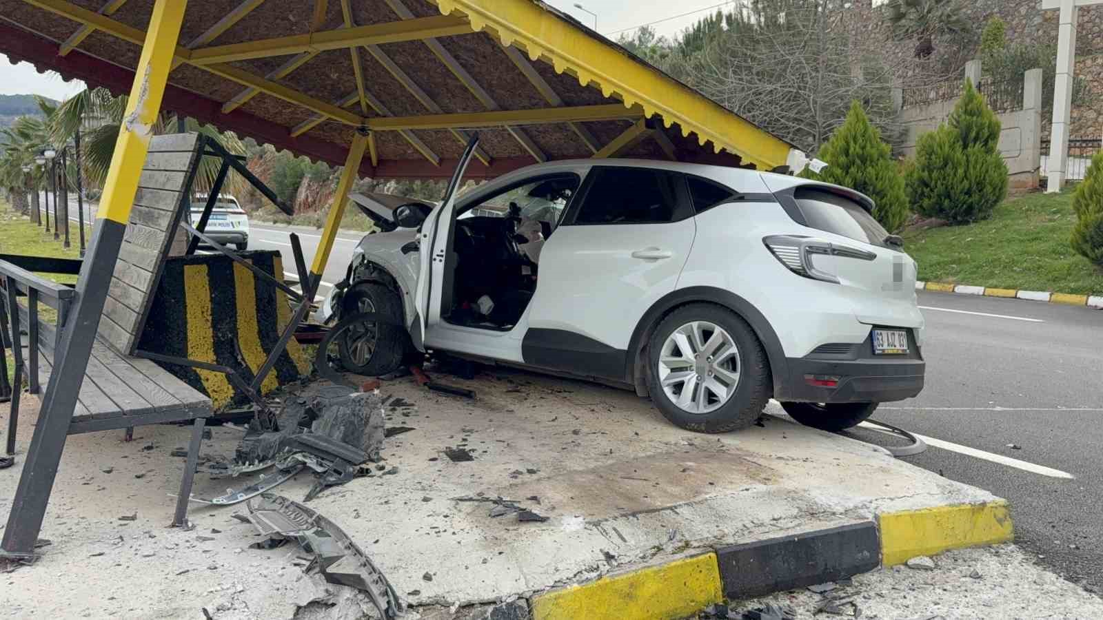 Antalya’da otomobil jandarma bekleme noktasına çarptı: 4 yaralı
