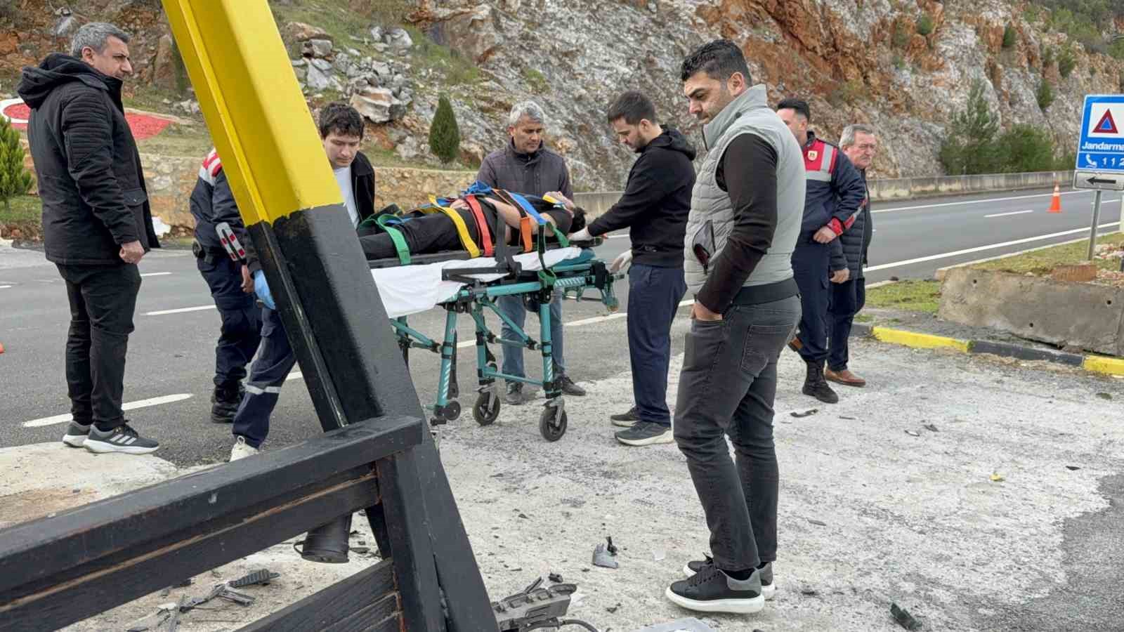 Antalya’da otomobil jandarma bekleme noktasına çarptı: 4 yaralı
