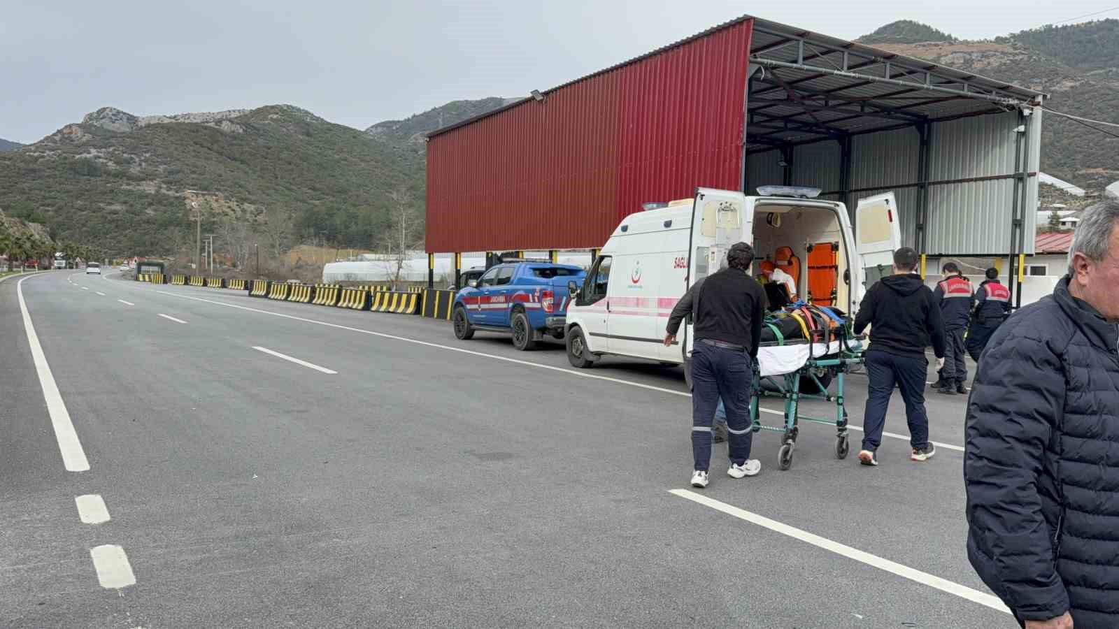Antalya’da otomobil jandarma bekleme noktasına çarptı: 4 yaralı
