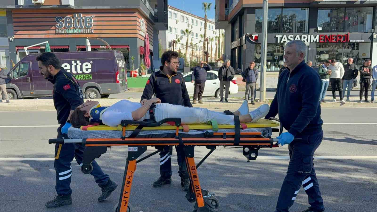 Antalya’da otomobil refüjdeki ağaca çarptı: 2 yaralı
