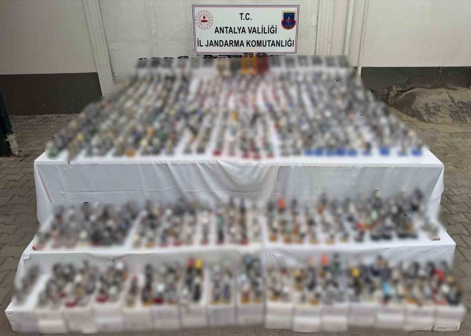 Antalya’da piyasa değeri 15 milyon lira olan kaçak gözlük ve saatler ele geçirildi
