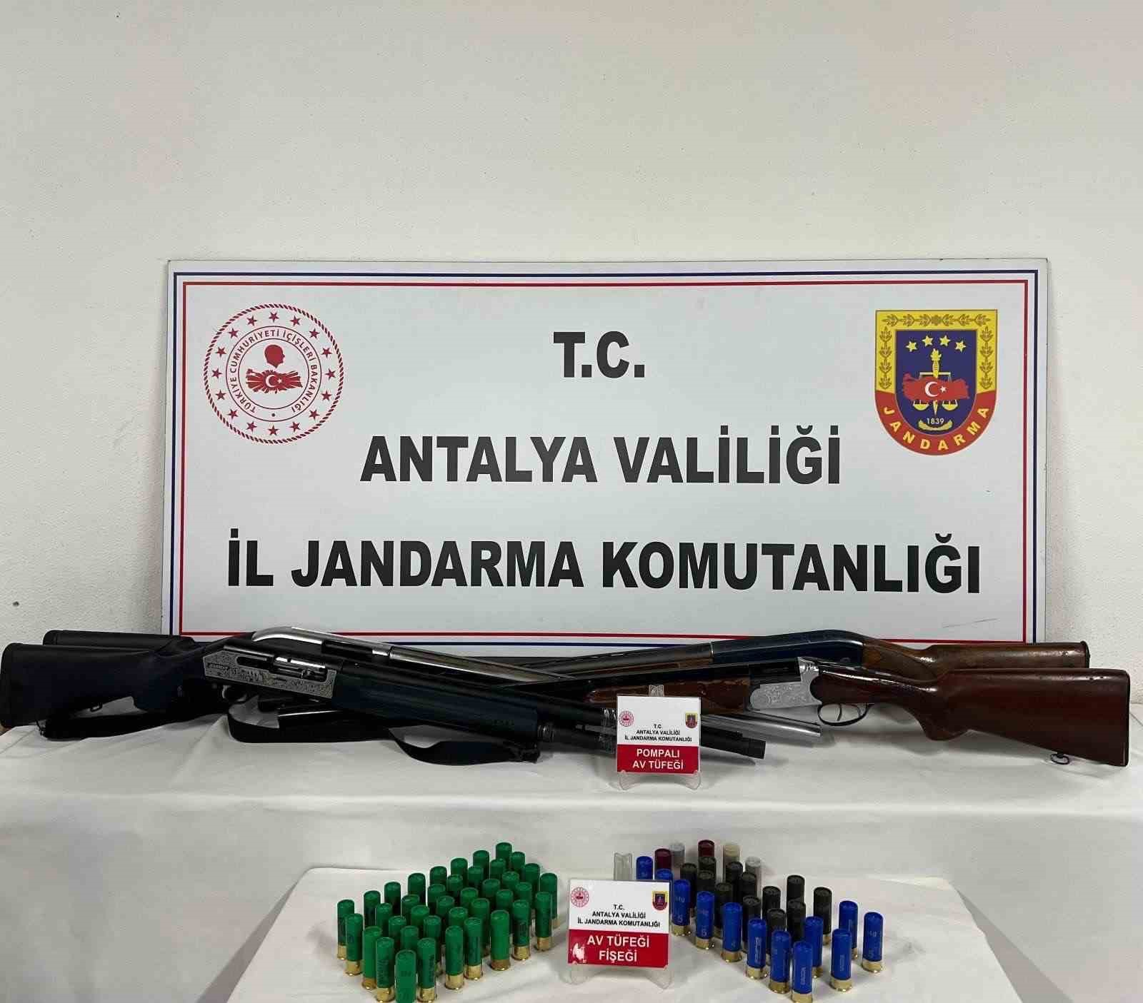 Antalya’da ruhsatsız 4 av tüfeği ele geçirildi
