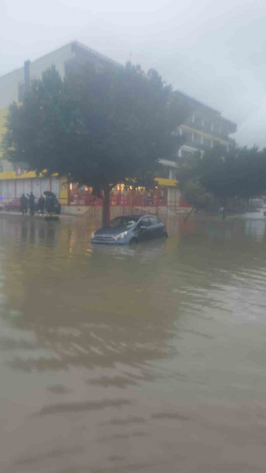 Antalya’da sağanak etkili oldu,araçlar yollarda ilerlemekte zorlandı
