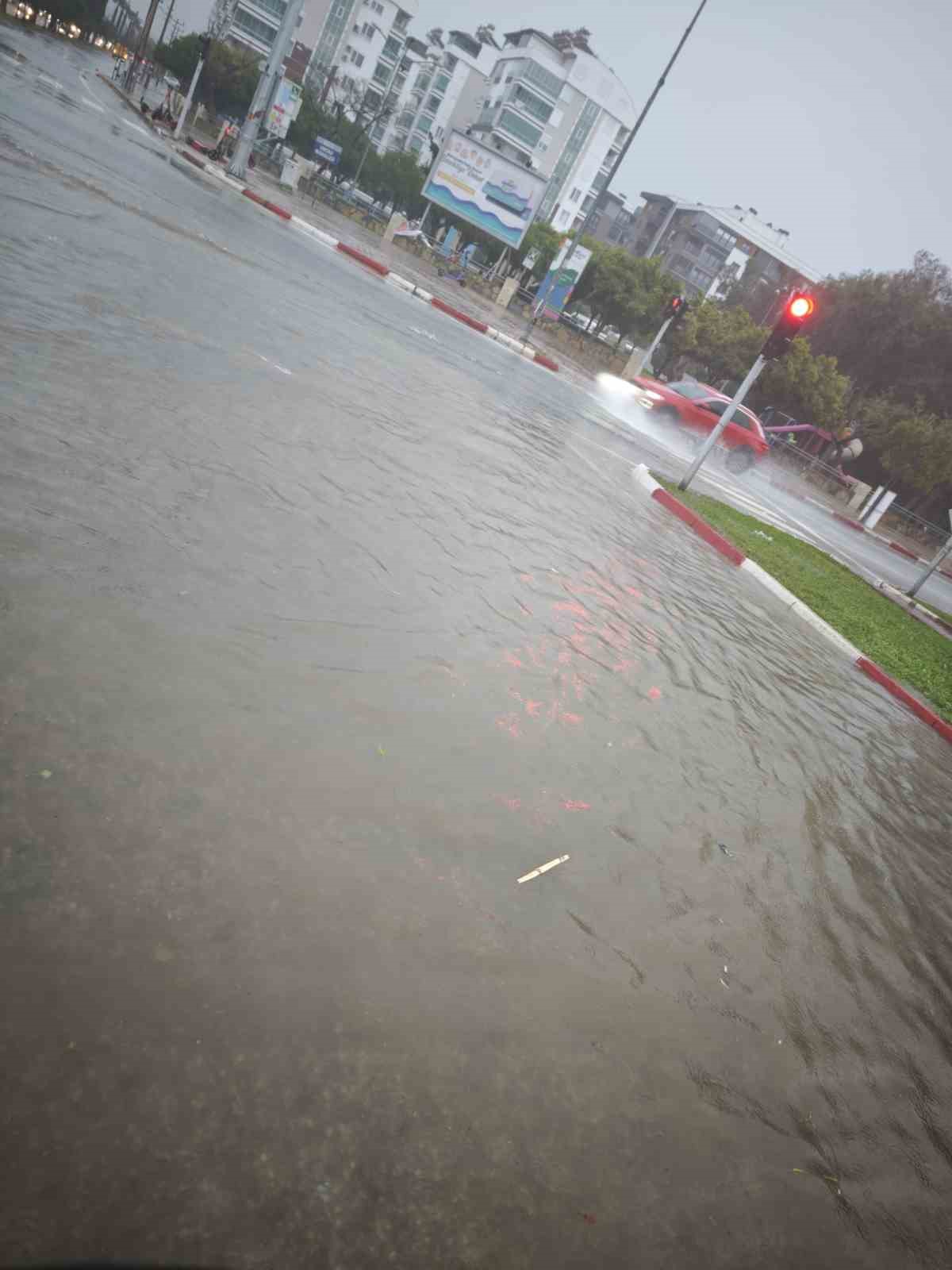 Antalya’da sağanak etkili oldu,araçlar yollarda ilerlemekte zorlandı
