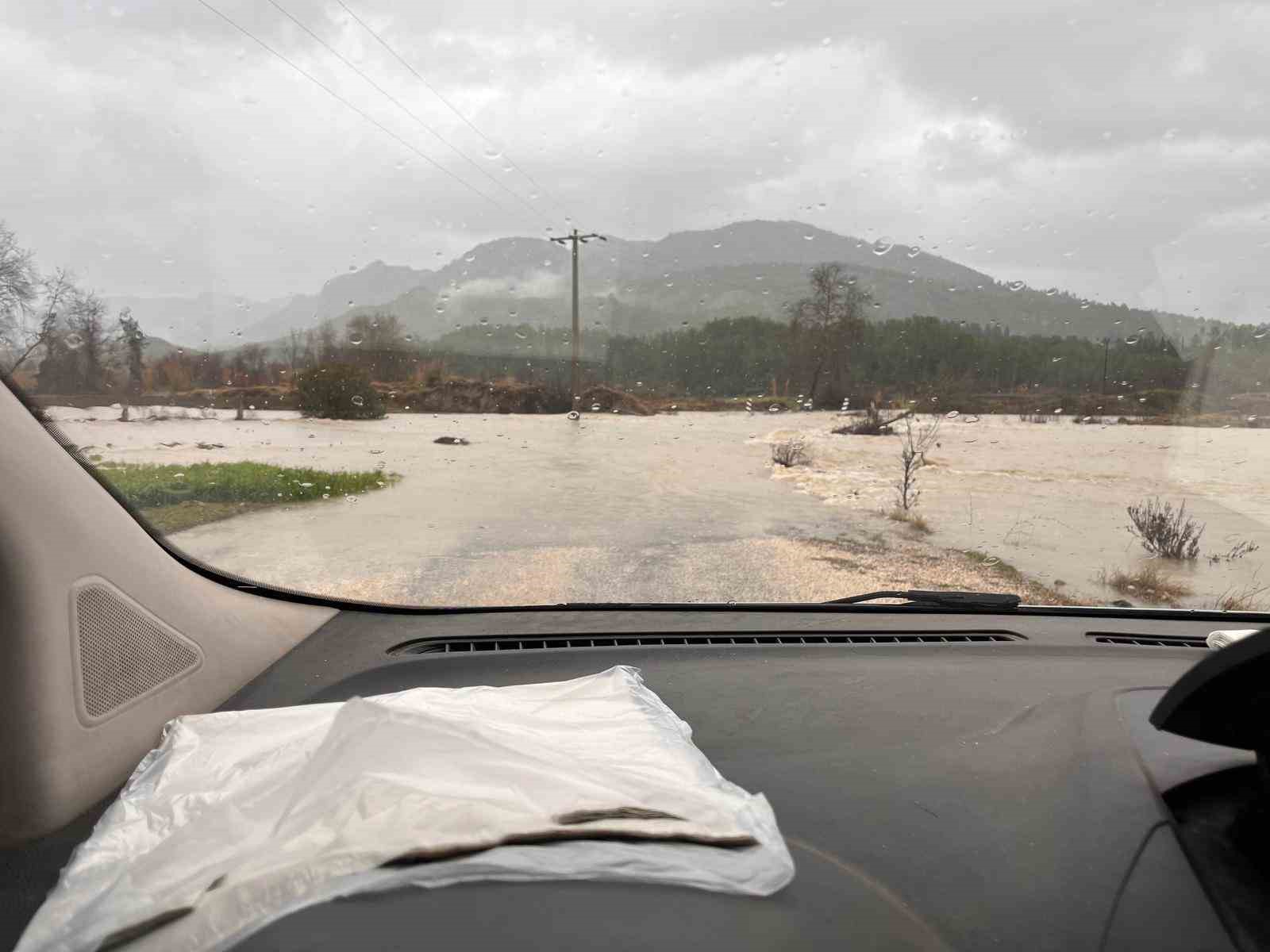 Antalya’da sağanak taşkına yol açtı
