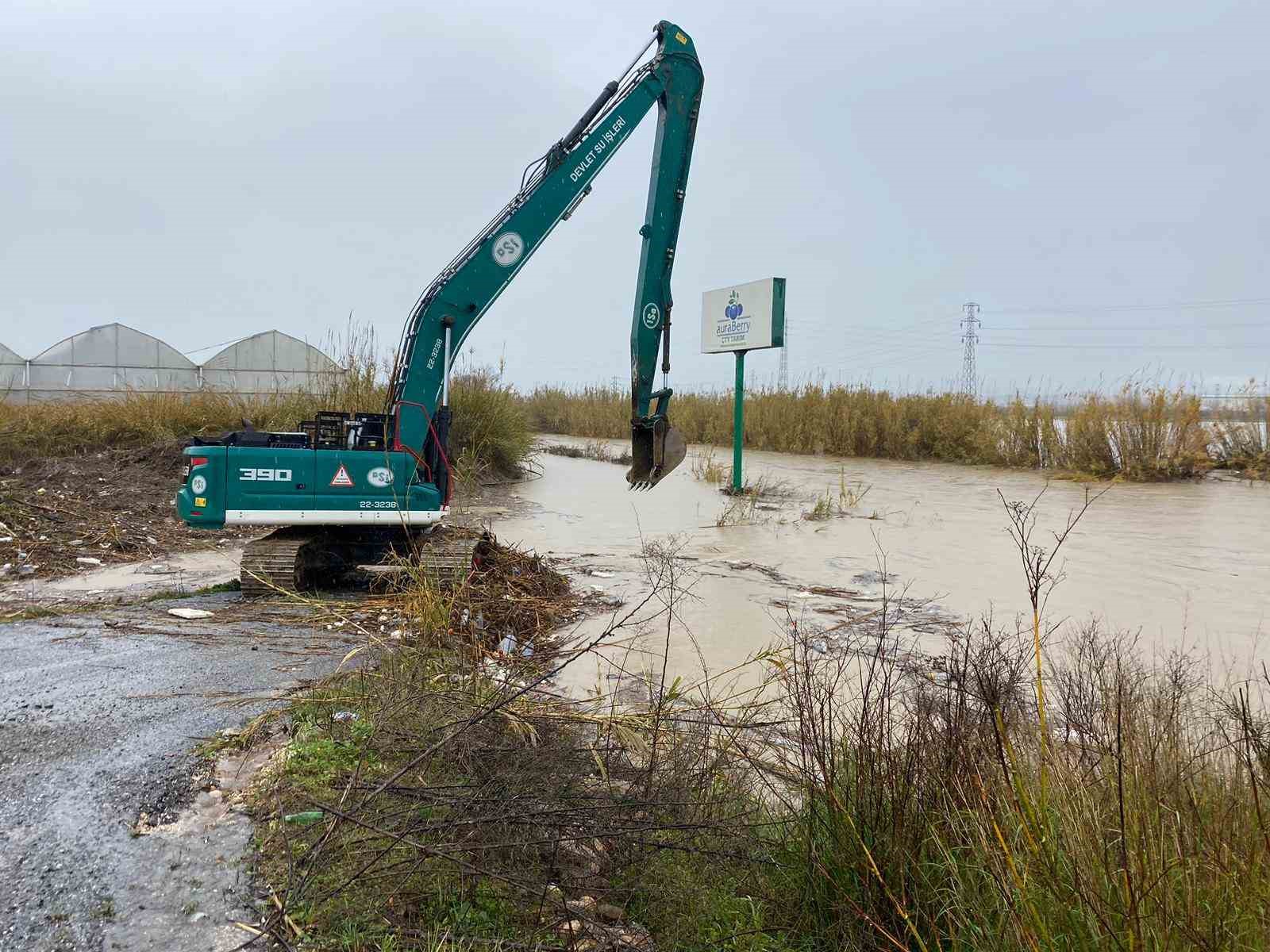 Antalya’da sağanak taşkına yol açtı
