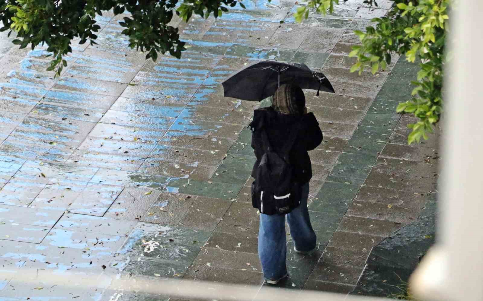 Antalya’da sağanak ve şiddetli rüzgar etkili oldu
