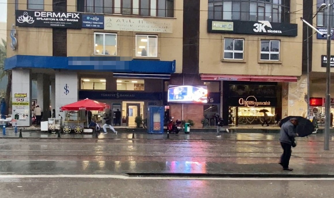 Antalya’da sağanak ve şiddetli rüzgar etkili oldu
