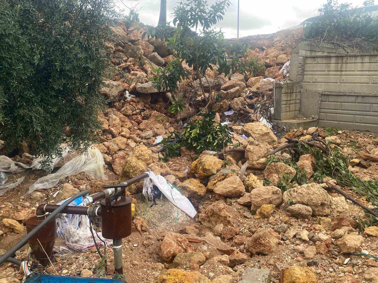 Antalya’da sağanak yağmur Aksu’da su baskınlarına sebep oldu
