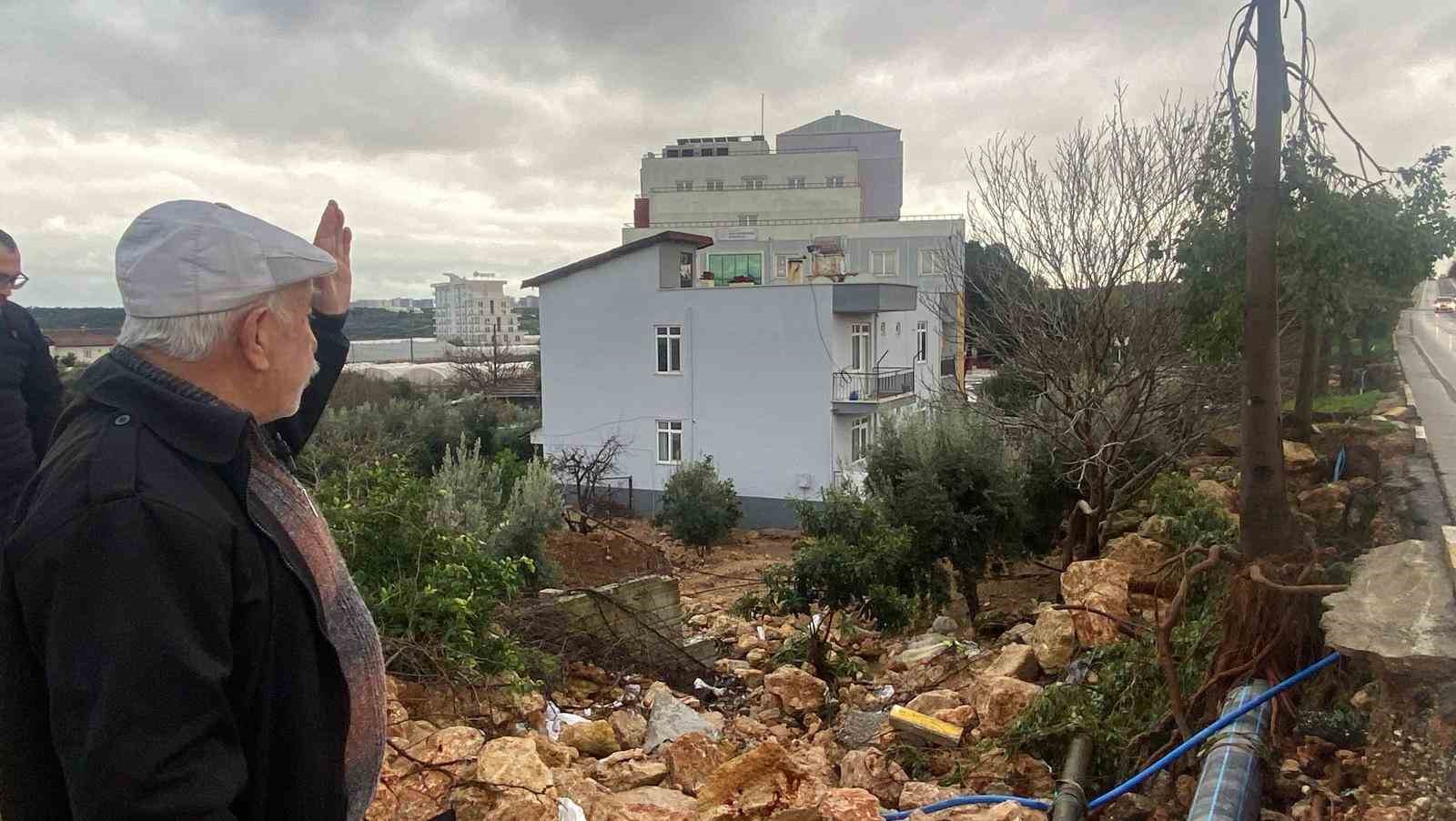 Antalya’da sağanak yağmur Aksu’da su baskınlarına sebep oldu
