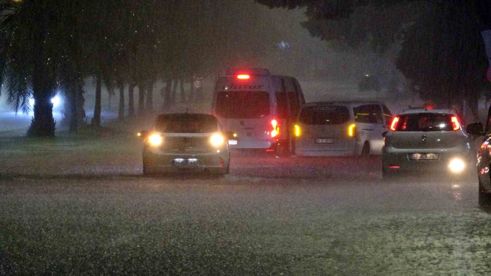 Antalya’da sağanak yolları göle döndürdü, araçların mahsur kaldığını gören diğer sürücüler kaldırımlardan ilerledi
