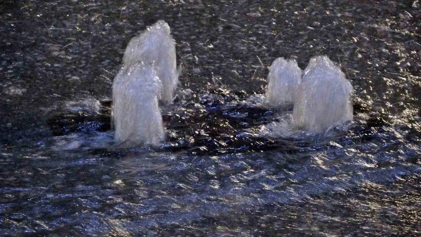 Antalya’da sağanak yolları göle döndürdü, araçların mahsur kaldığını gören diğer sürücüler kaldırımlardan ilerledi
