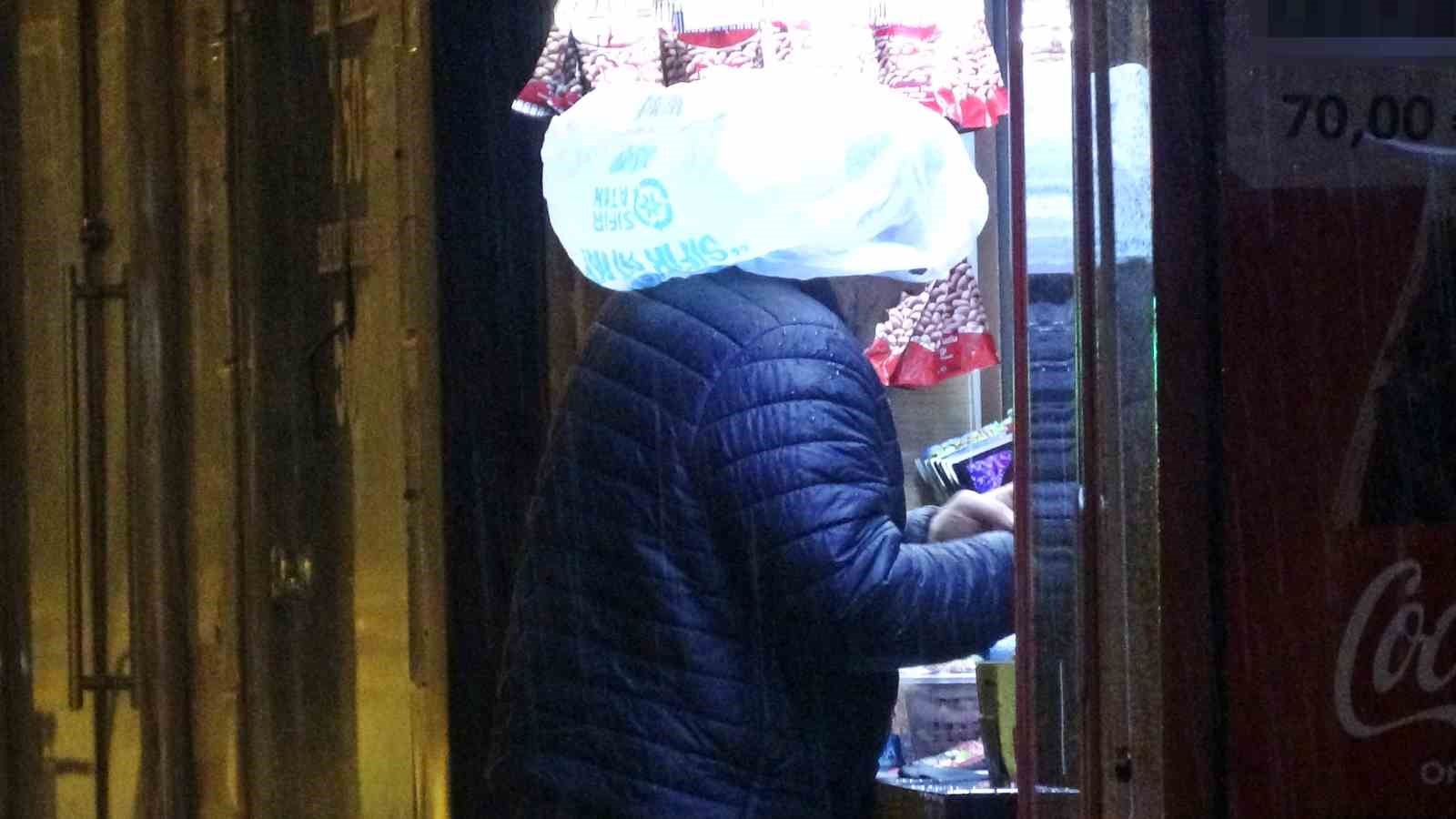 Antalya’da sağanak yolları göle döndürdü, araçların mahsur kaldığını gören diğer sürücüler kaldırımlardan ilerledi
