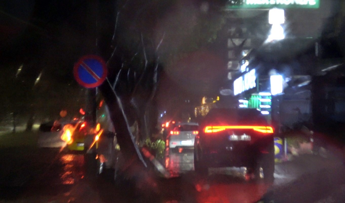 Antalya’da sağanak yolları göle döndürdü, araçların mahsur kaldığını gören diğer sürücüler kaldırımlardan ilerledi
