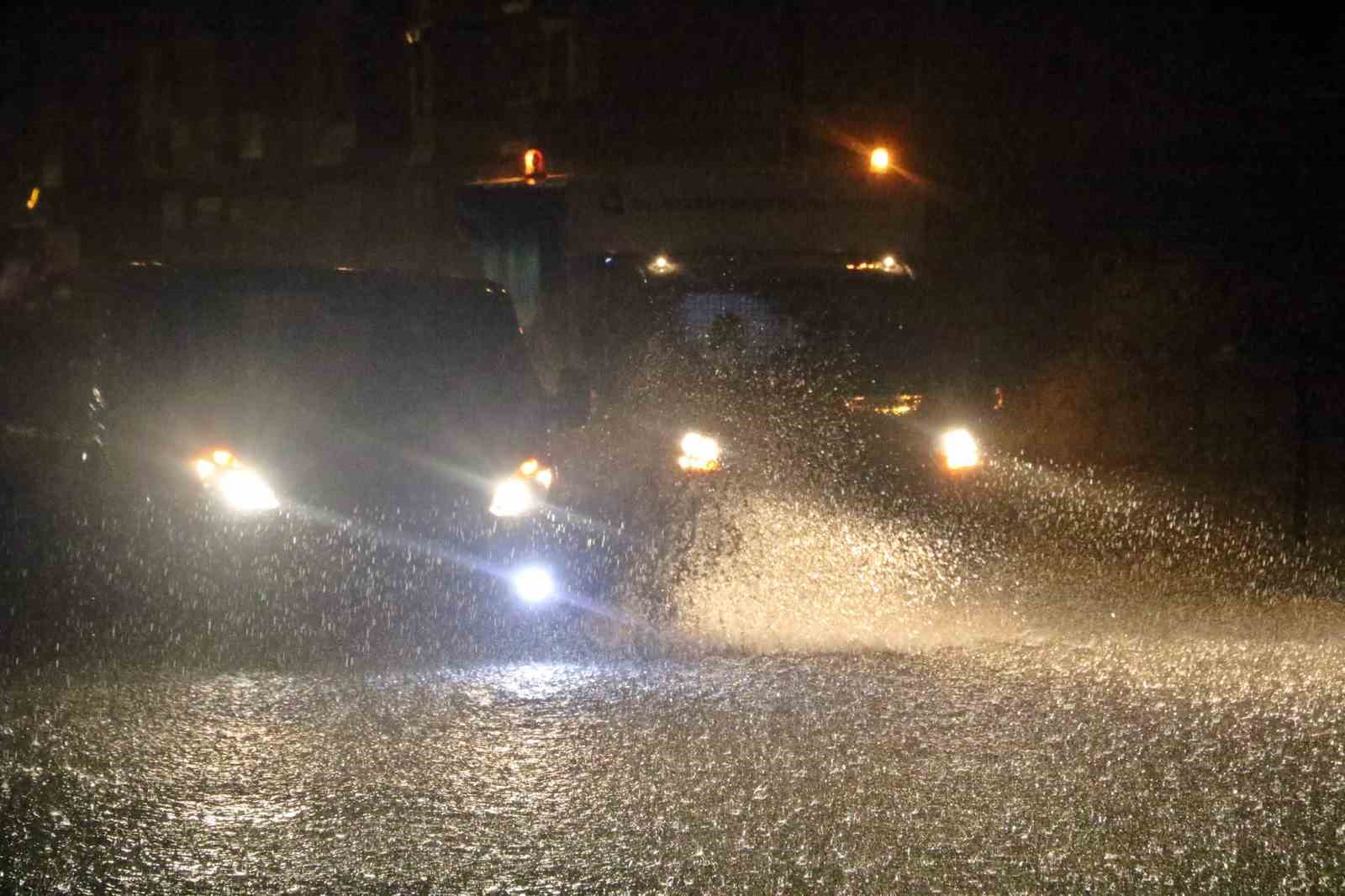 Antalya’da sağanak yolları göle döndürdü, araçların mahsur kaldığını gören diğer sürücüler kaldırımlardan ilerledi
