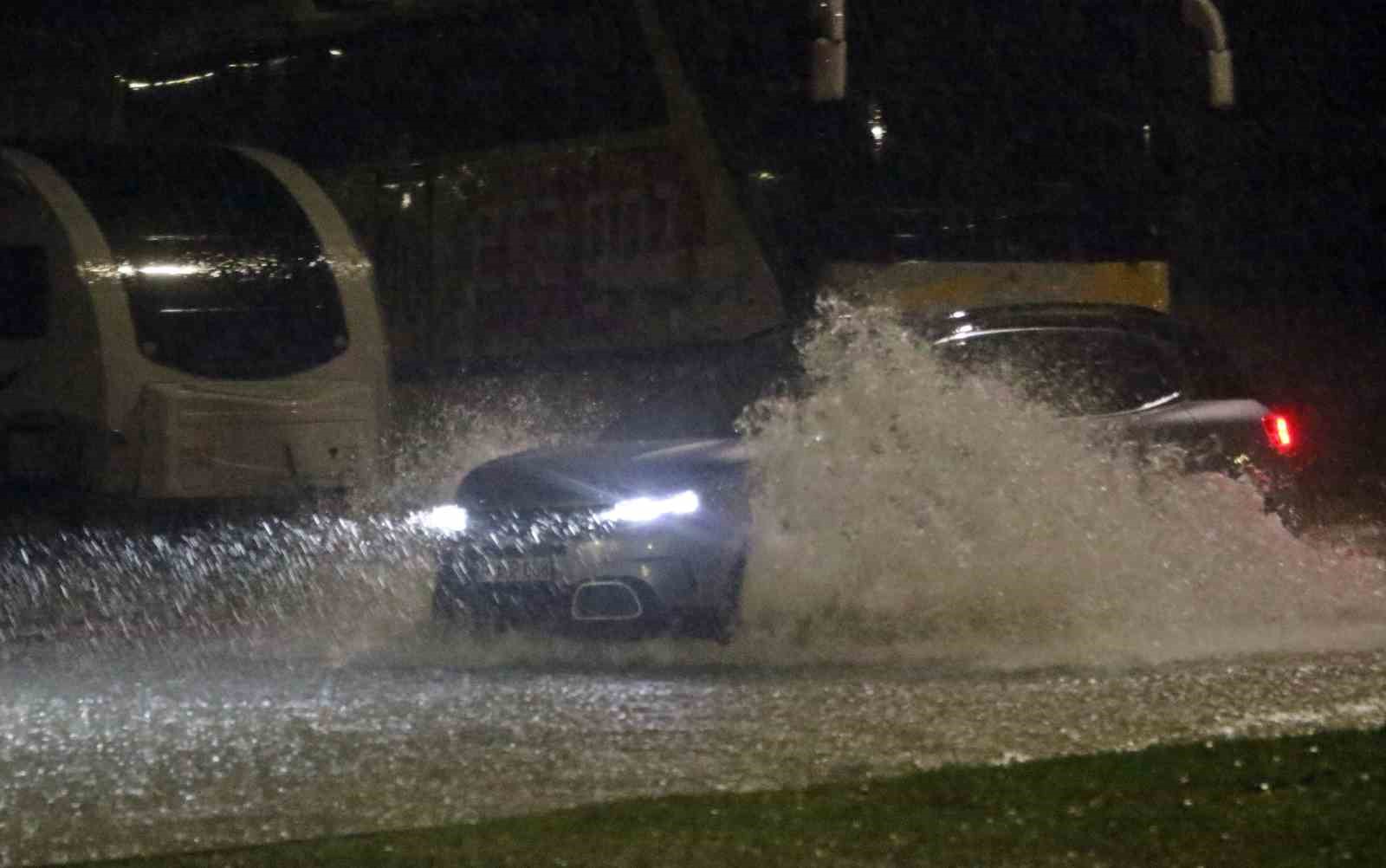 Antalya’da sağanak yolları göle döndürdü, araçların mahsur kaldığını gören diğer sürücüler kaldırımlardan ilerledi
