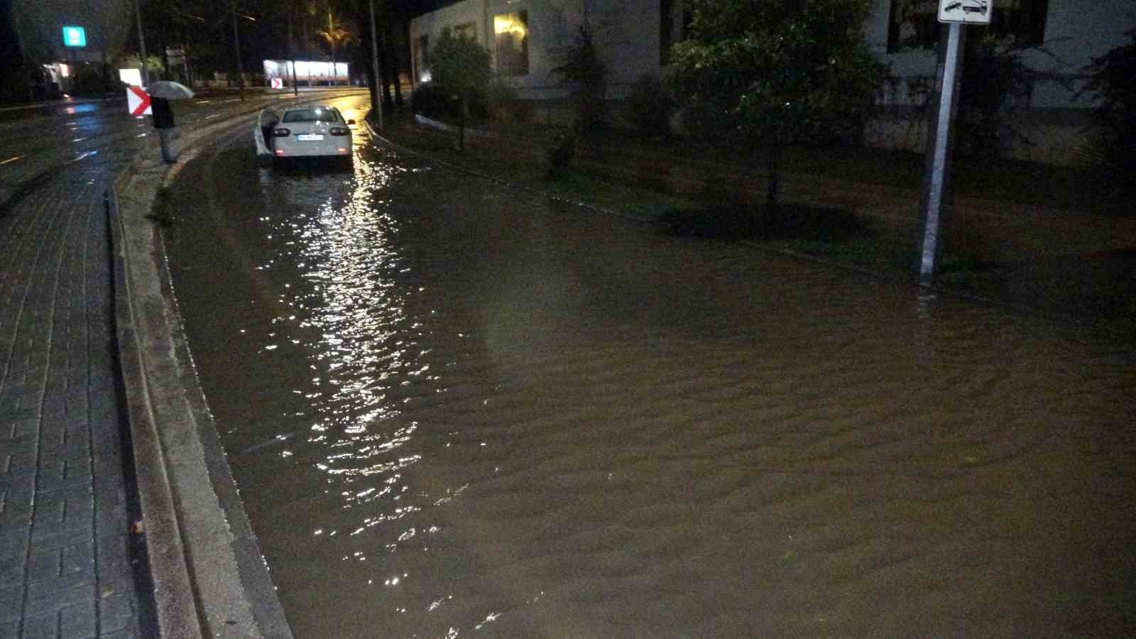 Antalya’da sağanak yolları göle döndürdü, araçların mahsur kaldığını gören diğer sürücüler kaldırımlardan ilerledi
